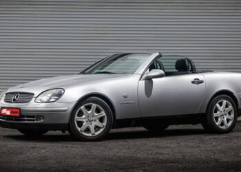 Mercedes SLK (R170) inovou no teto retrátil e redefiniu o os conversíveis modernos