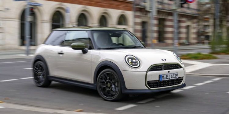Mini One retorna como carro de entrada com motor 1.6 e menos ousado