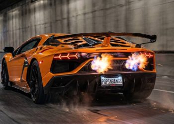 Estouros no escapamento: por que carros esportivos simulam falhas de motores carburados?
