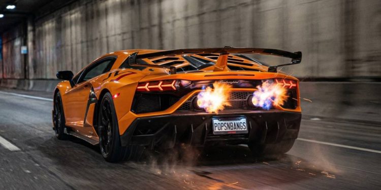 Estouros no escapamento: por que carros esportivos simulam falhas de motores carburados?